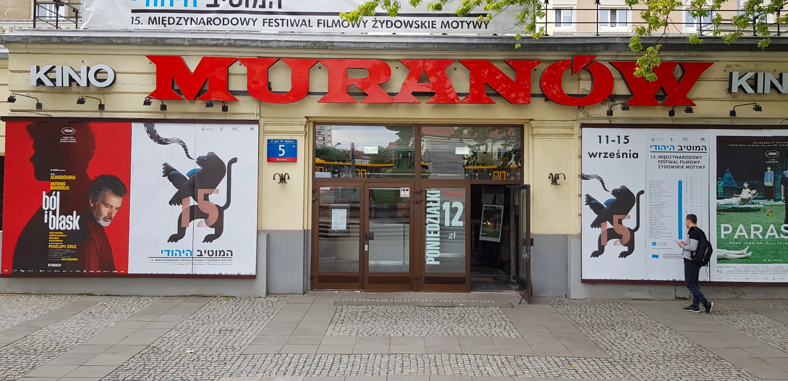 Fasada Kina Muranów z plakatami festiwalu Żydowskie Motywy.