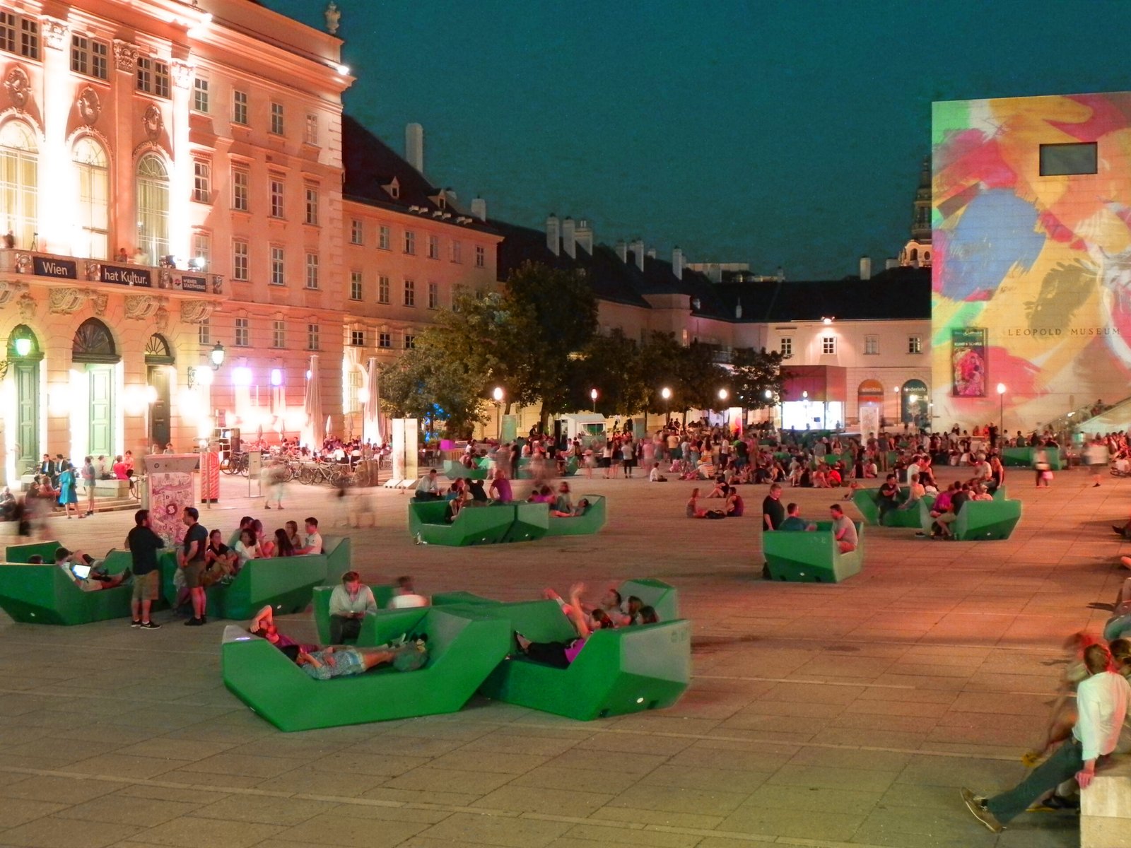 Dziedziniec MuseumsQuartier w Wiedniu z meblami Enzi