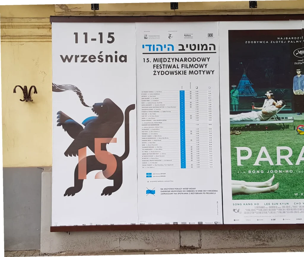 Plakaty 15. edycji Międzynarodowego Festiwalu Filmowego Żydowskie Motywy na fasadzie Kina Muranów w Warszawie.